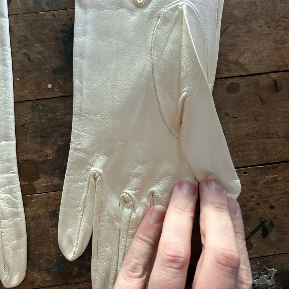Valentino Garavani Cream Scalloped Leather Gloves